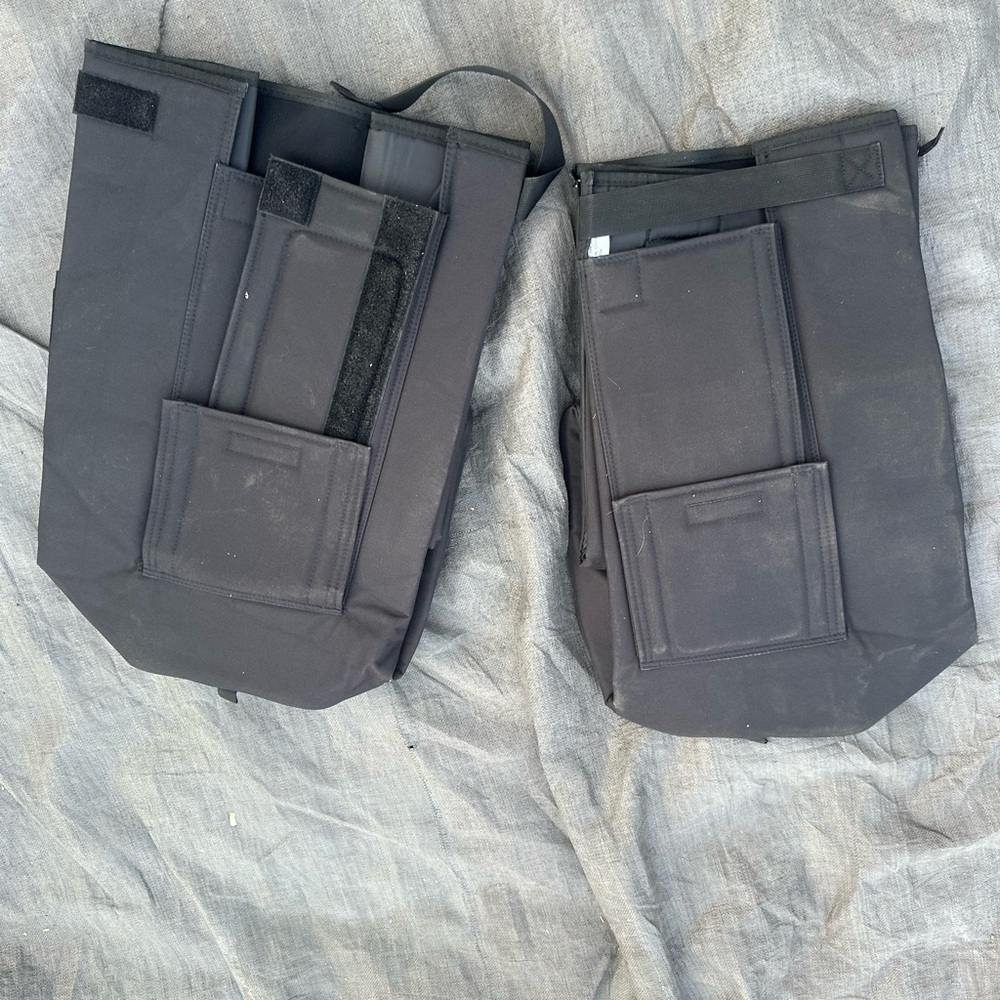 Set of Yamaha Black Speaker cases - Picture 2 of 5